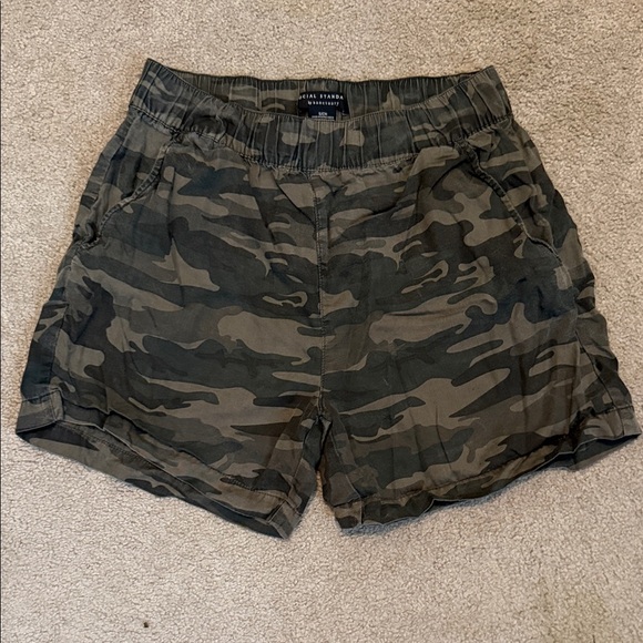 Social Standard Women's Camo Pull On Shorts - Picture 1 of 5